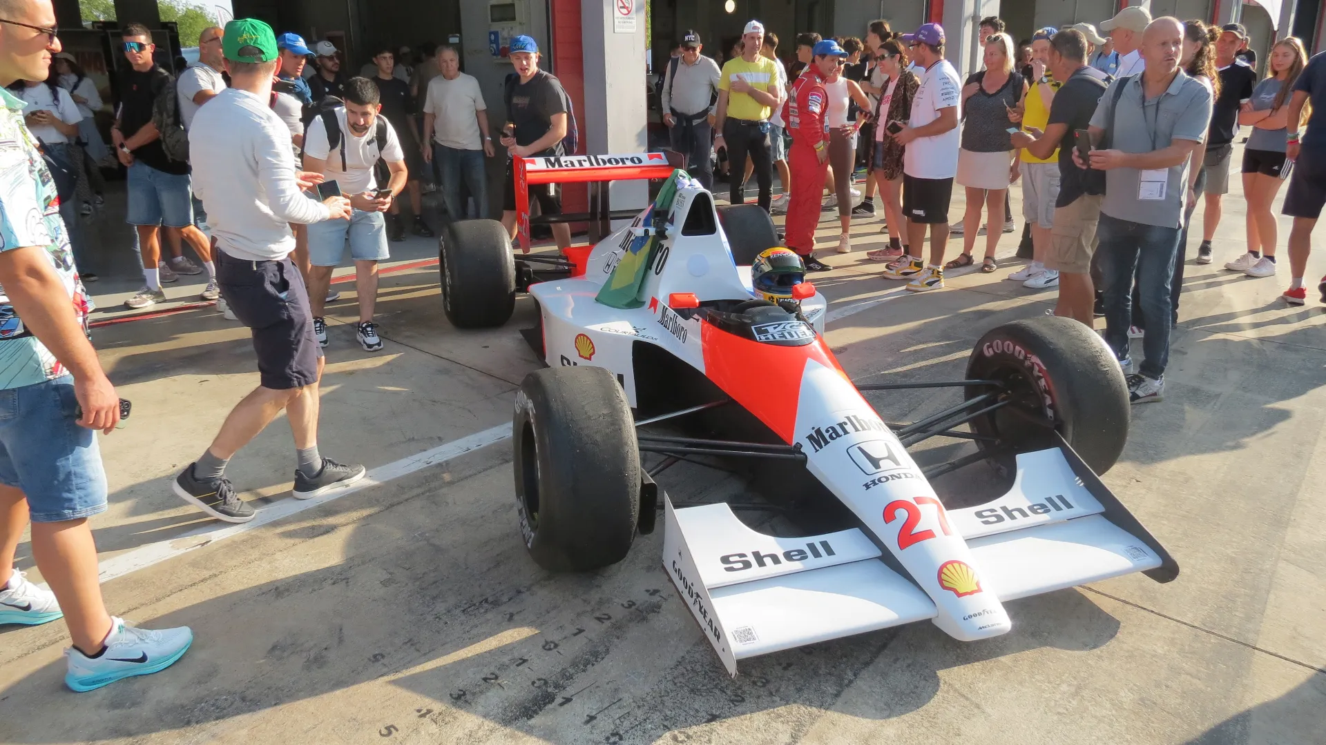 Le auto sono affidate ancora a Senna, mentre Alain Prost si trasferisce alla Ferrari.