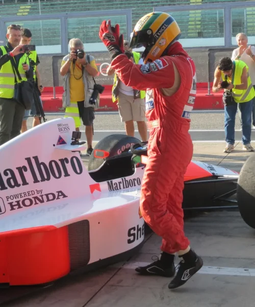 Da brivido la McLaren di Ayrton Senna di nuovo in pista: le foto