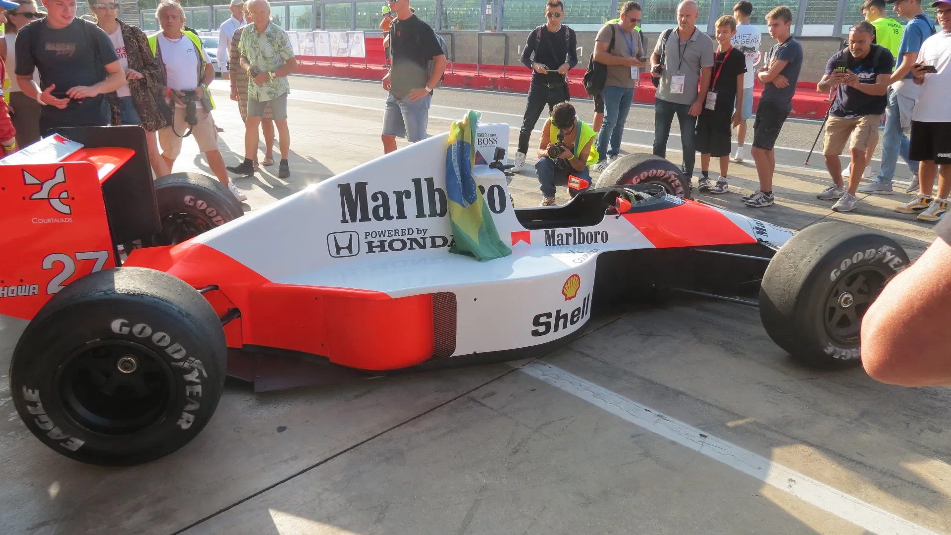 Tutte le vittorie della stagione arrivano grazie a Senna negli Stati Uniti, Monaco, Canada, Germania, Belgio e Italia.