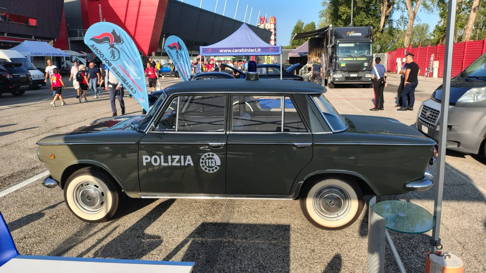 Oltre alla pista e al paddock ci sono diverse aree espositive, gli stand di Automobilia, le mostre tematiche e aree gaming