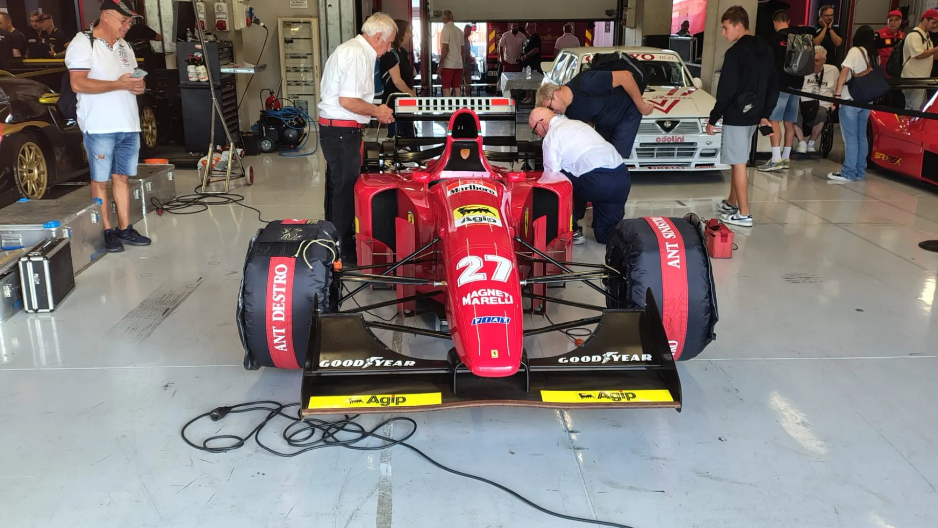 Nell'area paddock e nei box si possono ammirare vetture che hanno fatto la storia del motorsport