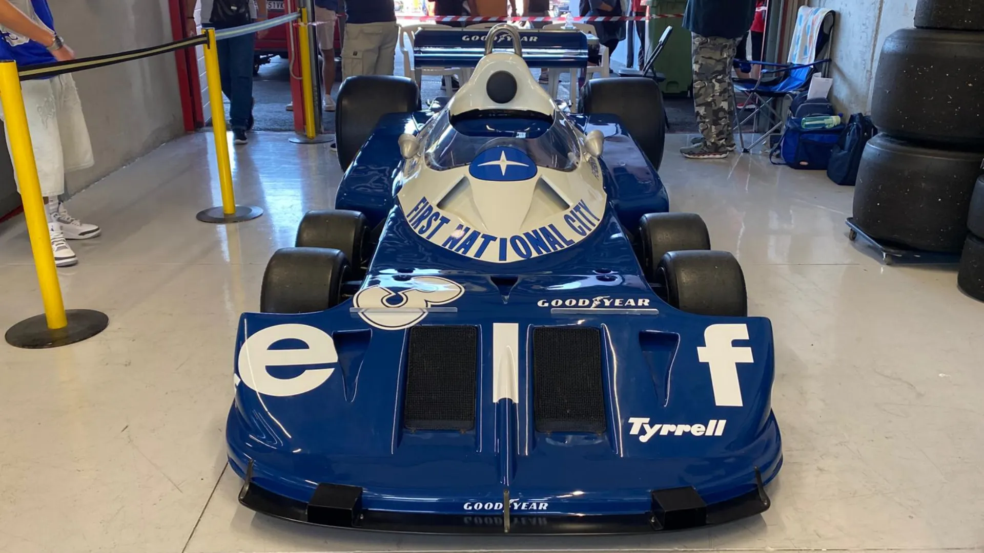 Questa è la leggendaria Tyrrell P34 a sei ruote