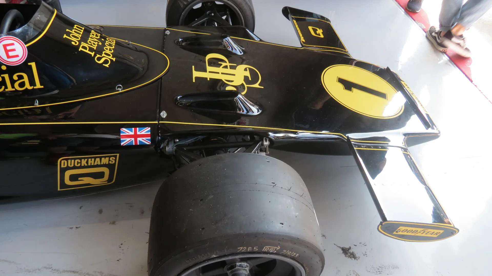 ... impossibile non notare anche questa elegantissima Lotus... 