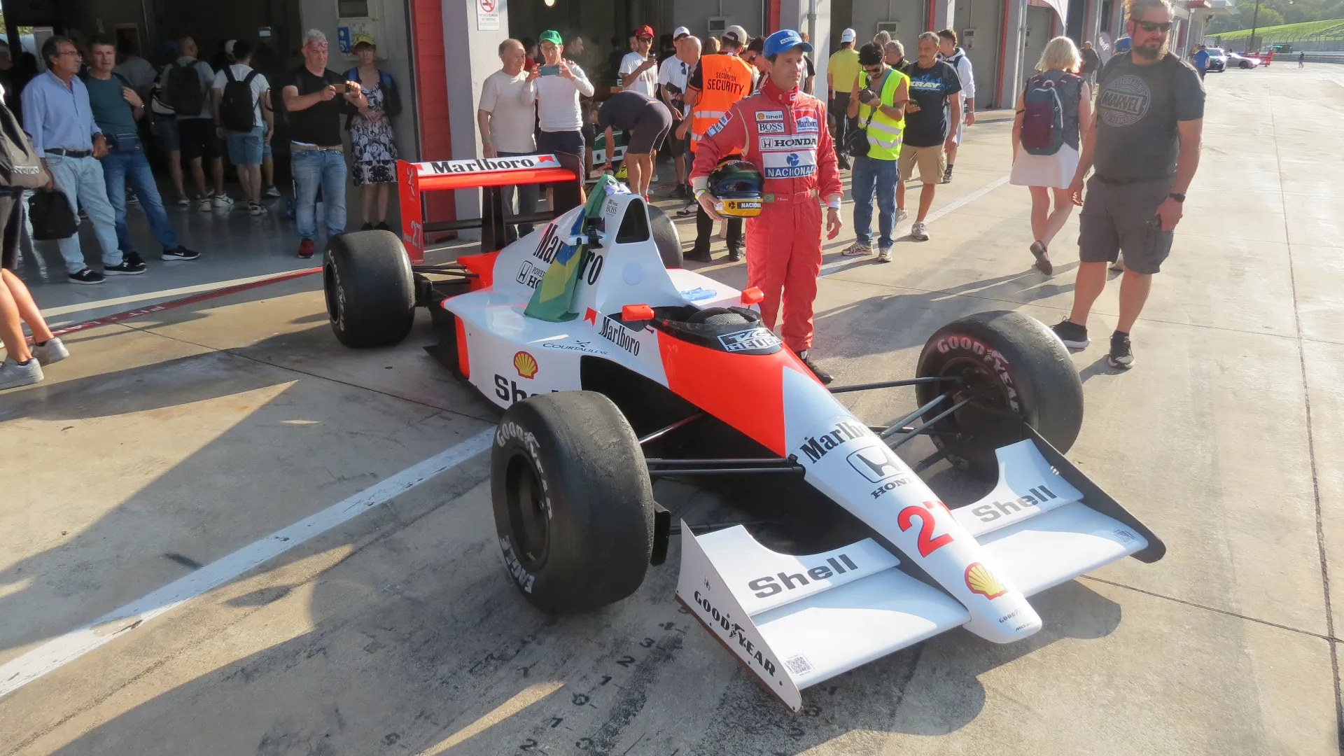 Da brividi la replica della McLaren del 1990 di Ayrton Senna... 