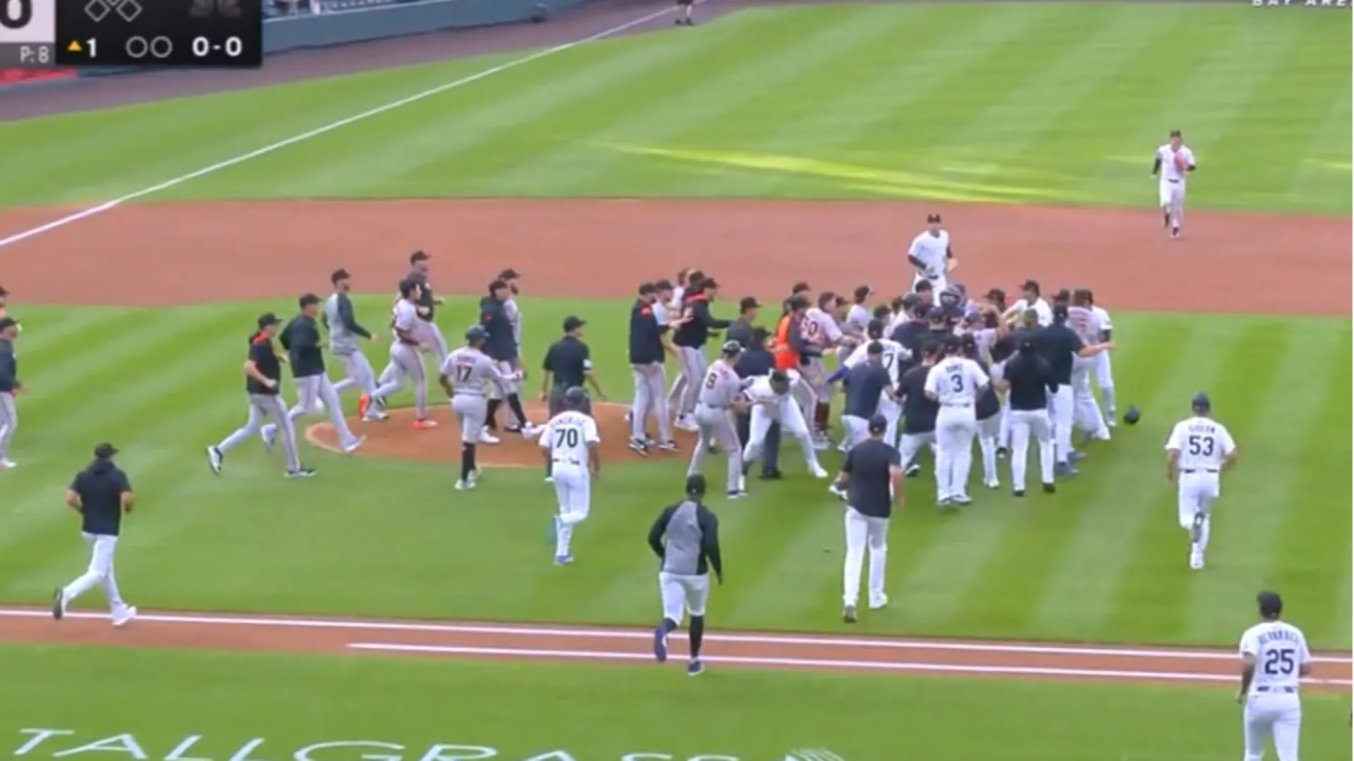 I giocatori delle due squadre si sono confrontati sul terreno di gioco