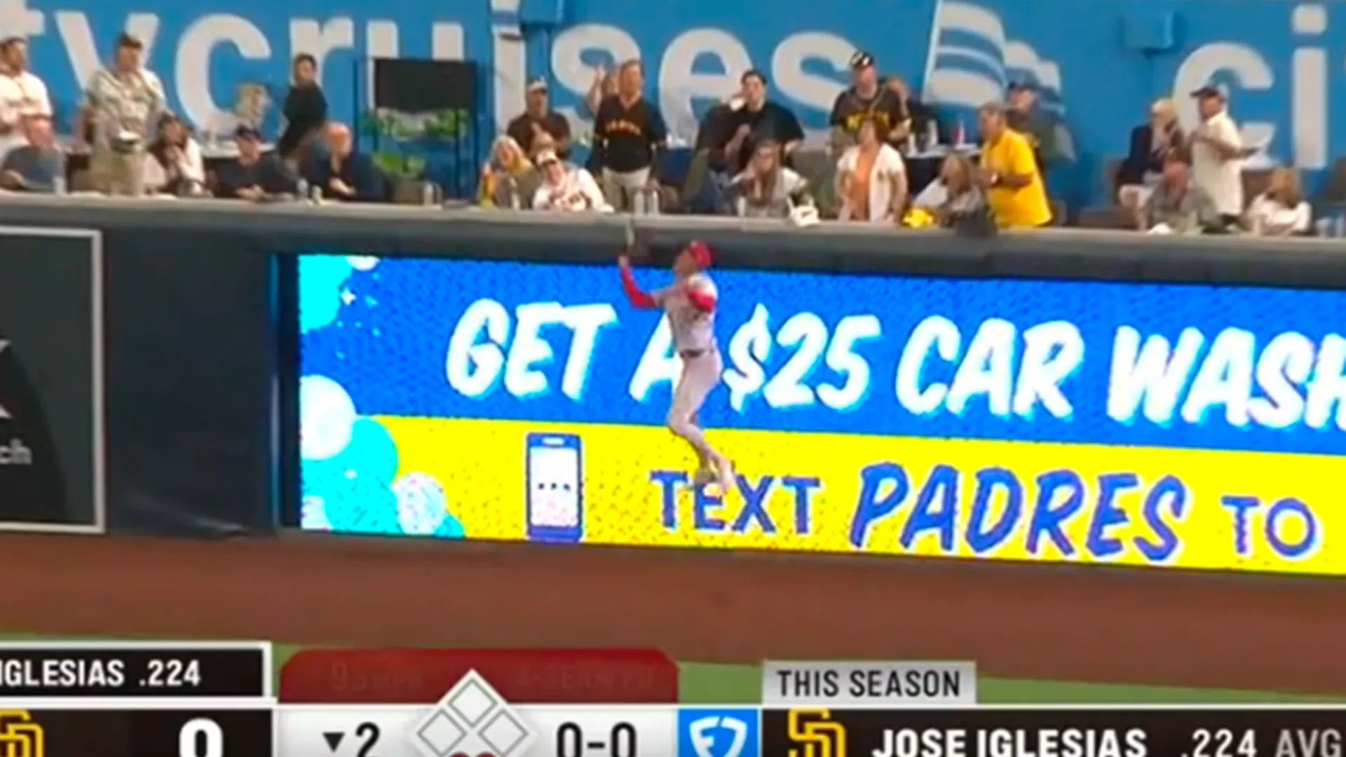 Il giocatore dei Reds è stato protagonista di una grande presa al volo durante il secondo inning della partita con i Padres