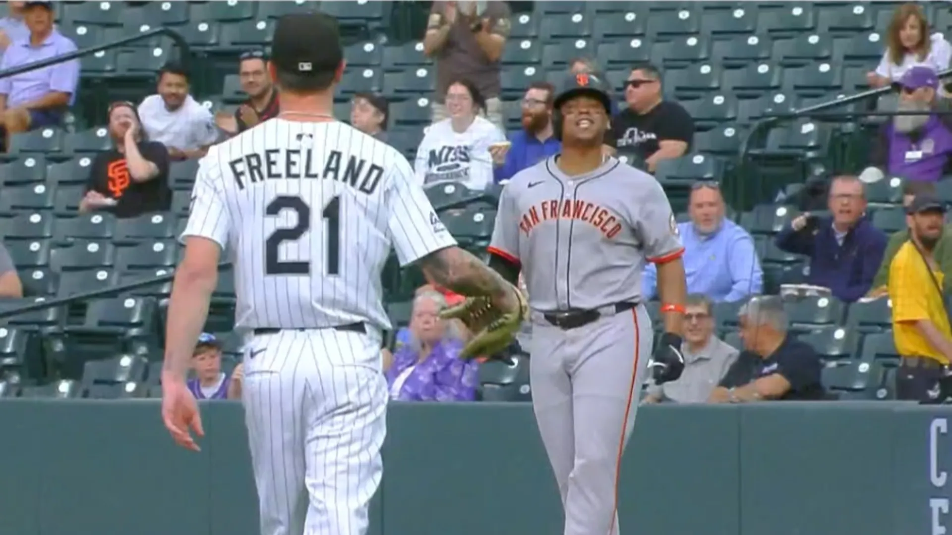 Mentre effettuava il giro del campo, Devers ha cominciato a battibeccare con Kyle Freeland