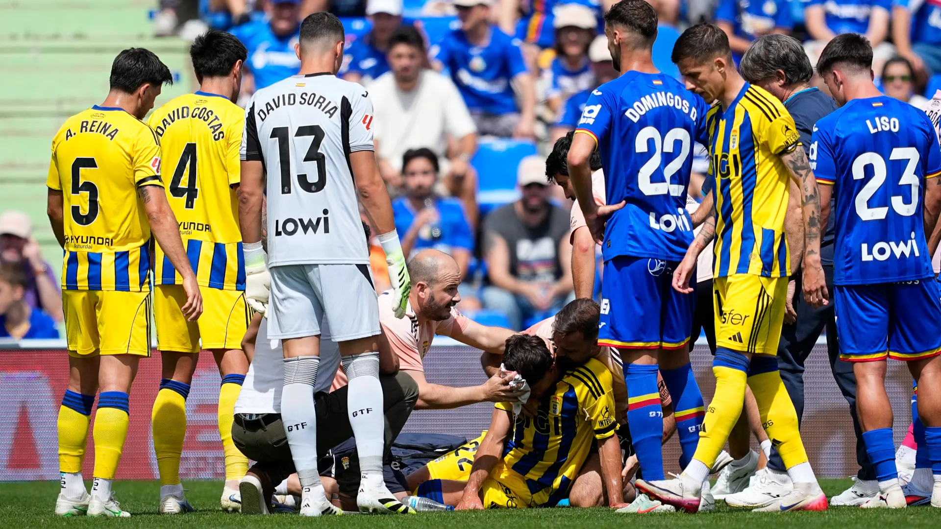 L'arbitro ha ovviamente interrotto la partita e molti calciatori si sono avvicinati a Nacho Vidal