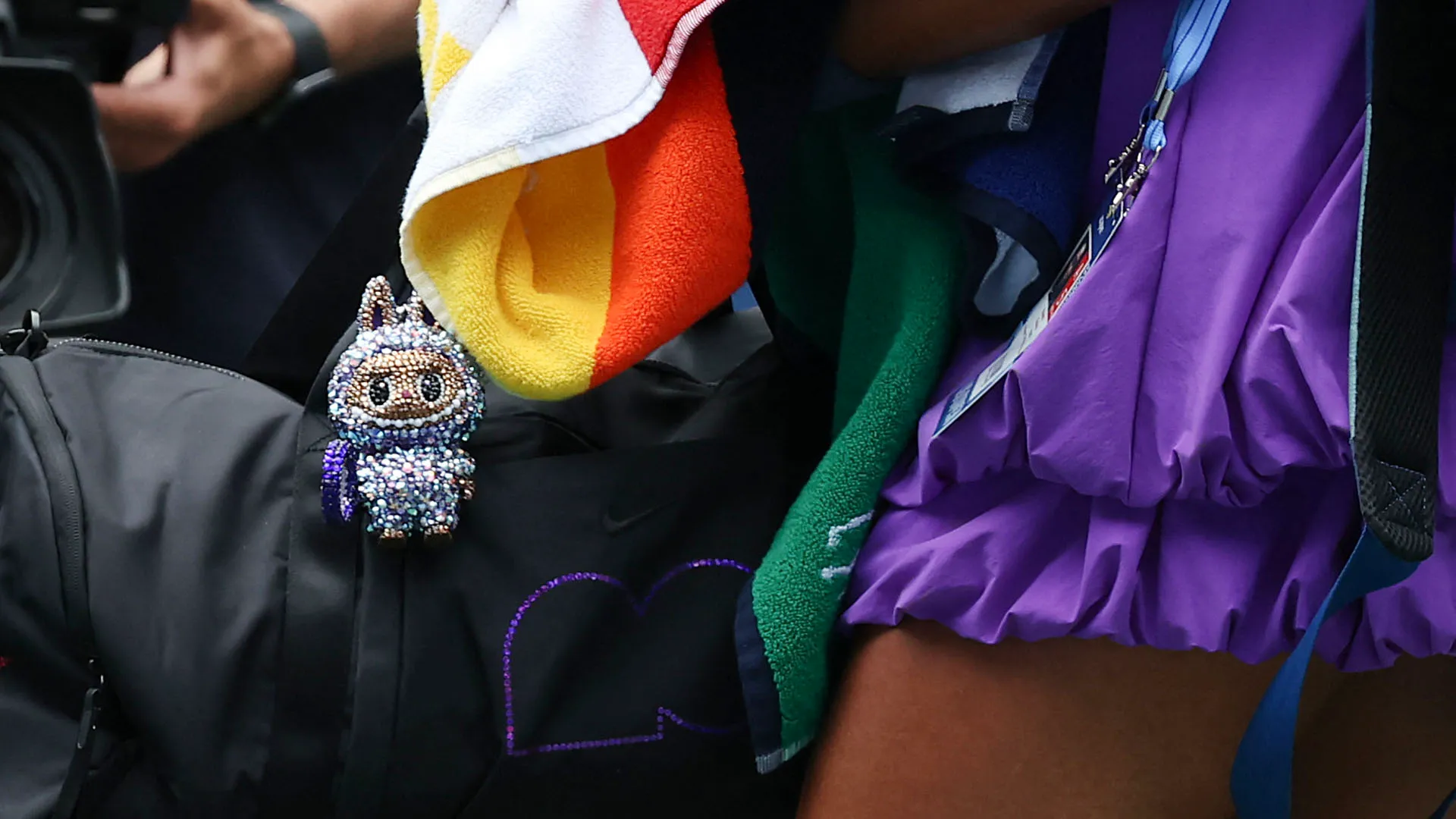 I simpatici accessori di Naomi Osaka sono visibili anche dagli spalti più lontani dal campo
