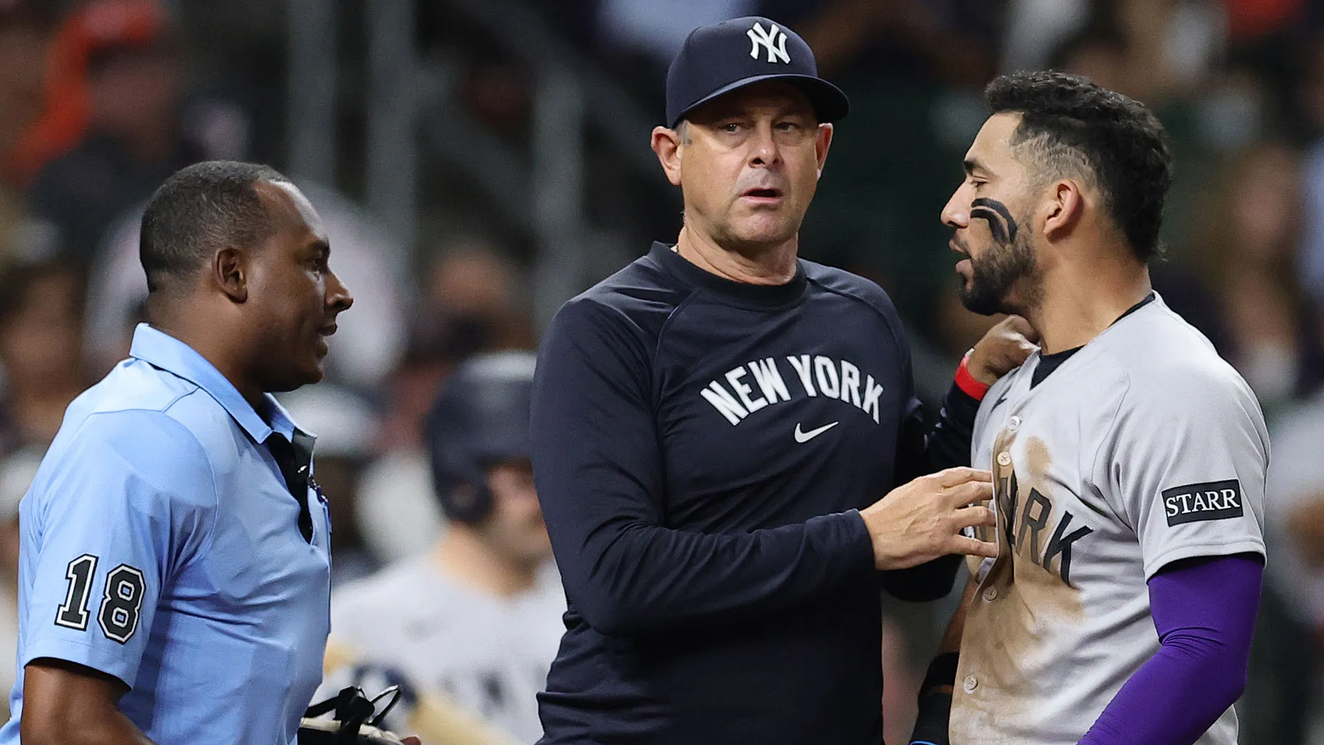 Aaron Boone ha dovuto trattenerlo per evitare che la situazione degenerasse
