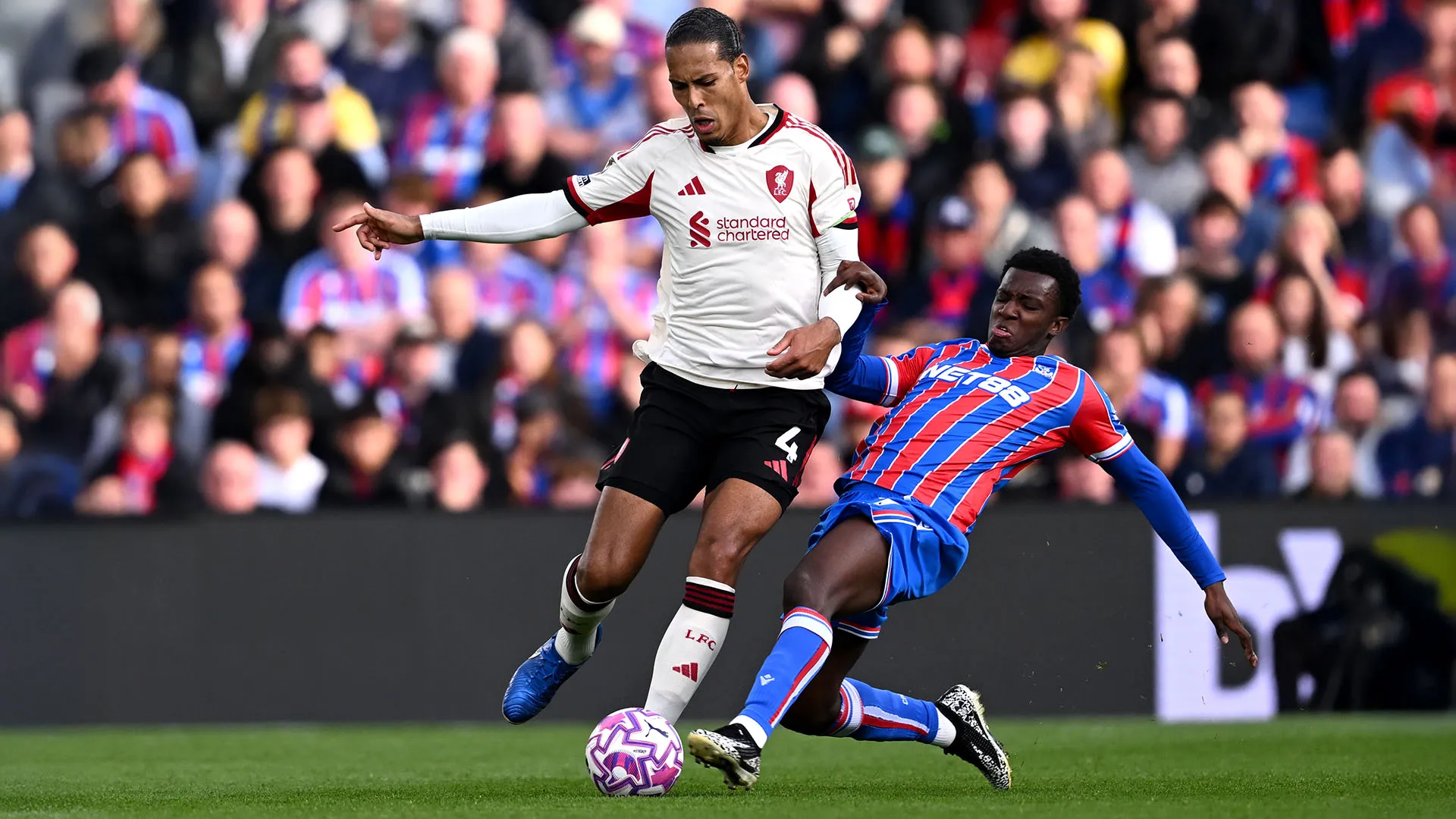 Intervento durissimo di Eddie Nketiah sul difensore del Liverpool
