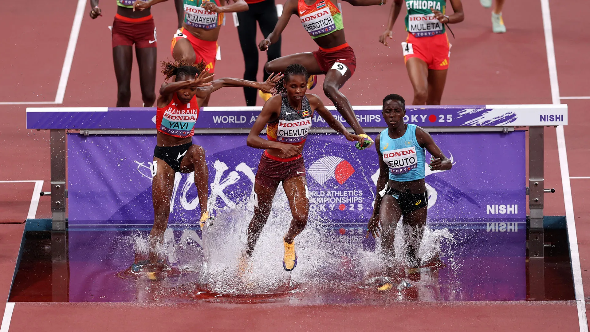 La campionessa è caduta nell'acqua dopo un ostacolo...
