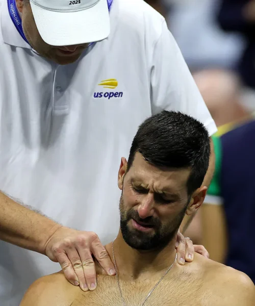 Minuti di paura per Djokovic, poi arriva un nuovo record: foto