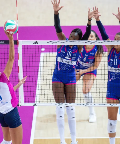 Paola Egonu, trappola all’esordio da capitana nel derby delle polemiche: le foto