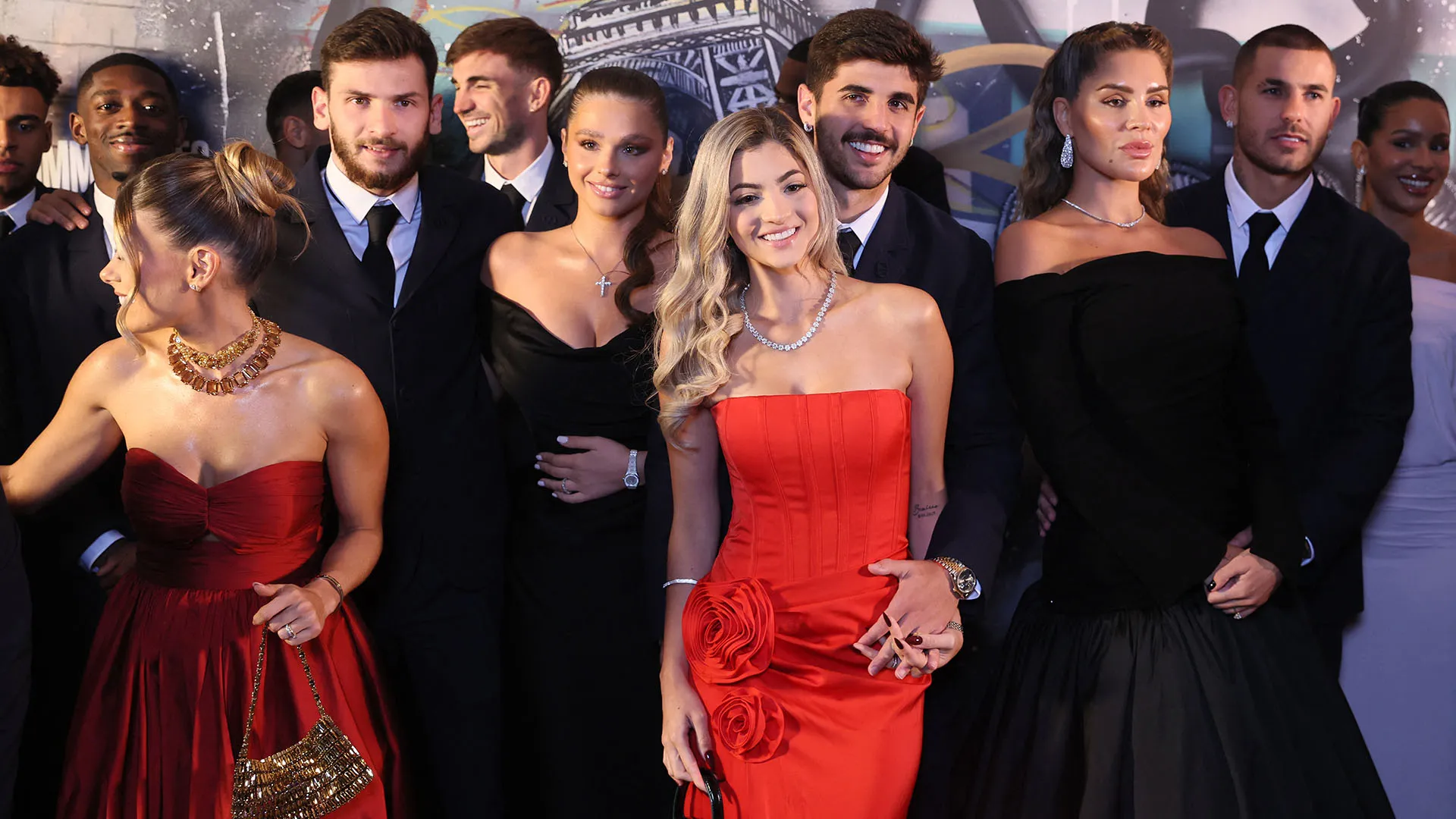 Lucas Beraldo con la sua compagna Rafaela Albino, mentre Kvicha Kvaratskhelia è insieme a sua moglie Nitsa Tavadze