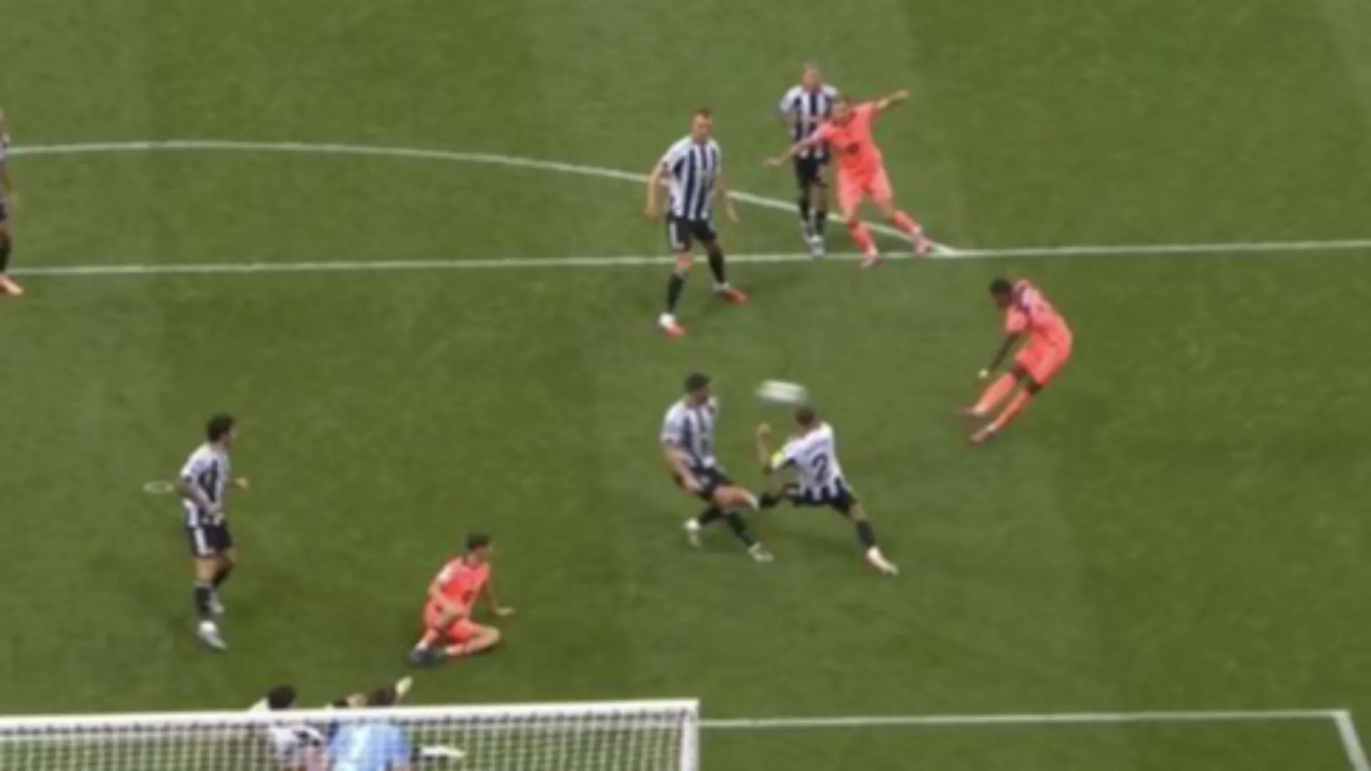 Al 50' Rashford ha fatto partire un tiro potente che è finito dopo pochi metri sulla testa del difensore dei Magpies