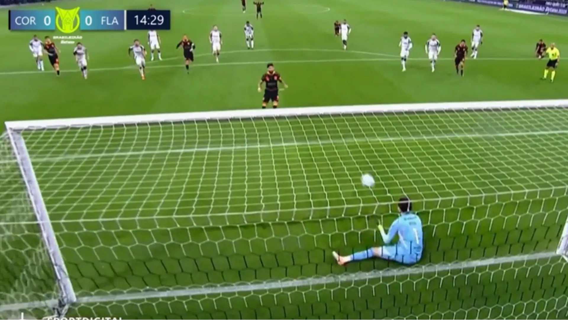 La palla è stata tranquillamente bloccata dal portiere del Flamengo Agustin Rossi, seduto a terra