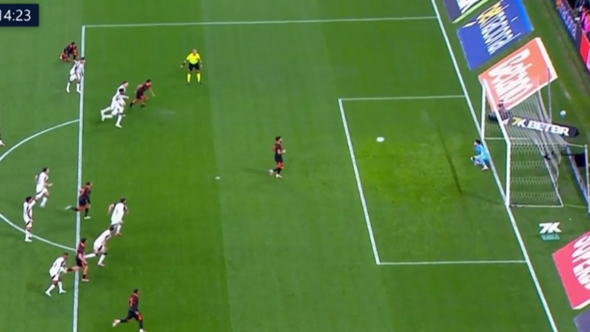 Il giocatore del Corinthians ha cercato un pallonetto, in stile Panenka, ma gli è venuto malissimo