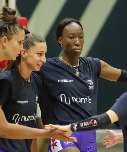 Paola Egonu torna in palestra con le sue compagne