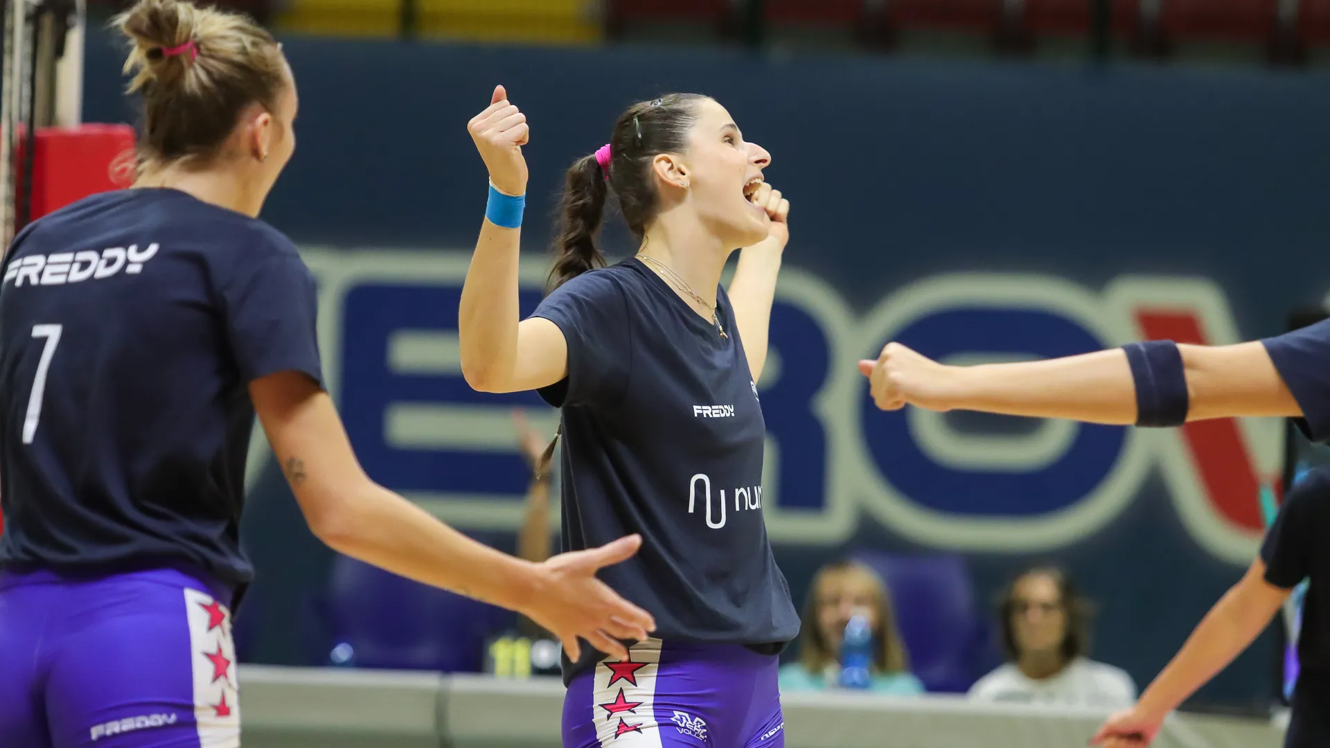 Gli accoppiamenti delle semifinali ricalcano quelli delle ultime Semifinali Playoff; presso il Courmayeur Sport Center della città valdostana, venerdì 26 settembre alle ore 20.30 (diretta su DAZN – che trasmetterà in live streaming tutti e quattro i confronti della due giorni – e sul canale YouTube della Lega Volley Femminile) le ragazze di coach Lavarini affronteranno le toscane della Savino del Bene Scandicci, con l’obiettivo di conquistare l’accesso alla finale per il 1°-2° posto, in programma sabato 27 settembre alle ore 19.30.