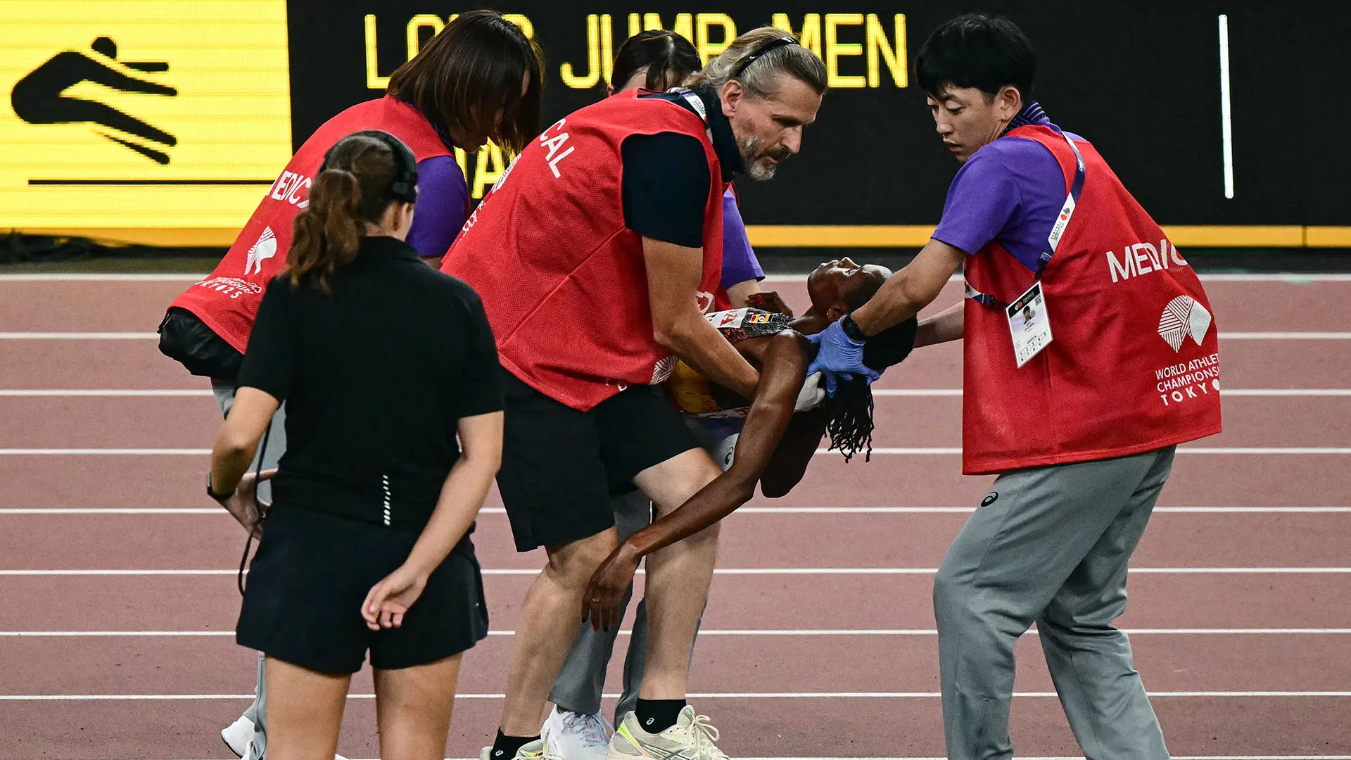 Terribile infortunio in pista per la stella dell'atletica: le drammatiche foto