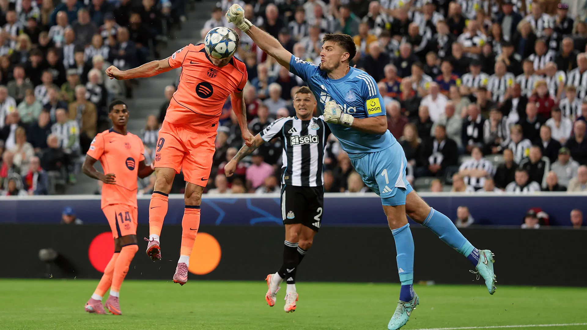 Momenti di paura durante la sfida di Champions League tra Newcastle e Barcellona
