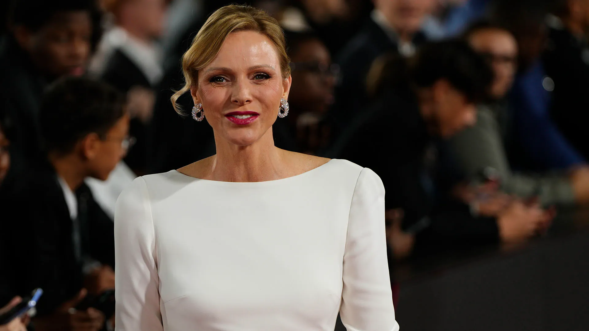 La principessa consorte del Principato di Monaco ha indossato uno splendido abito bianco
