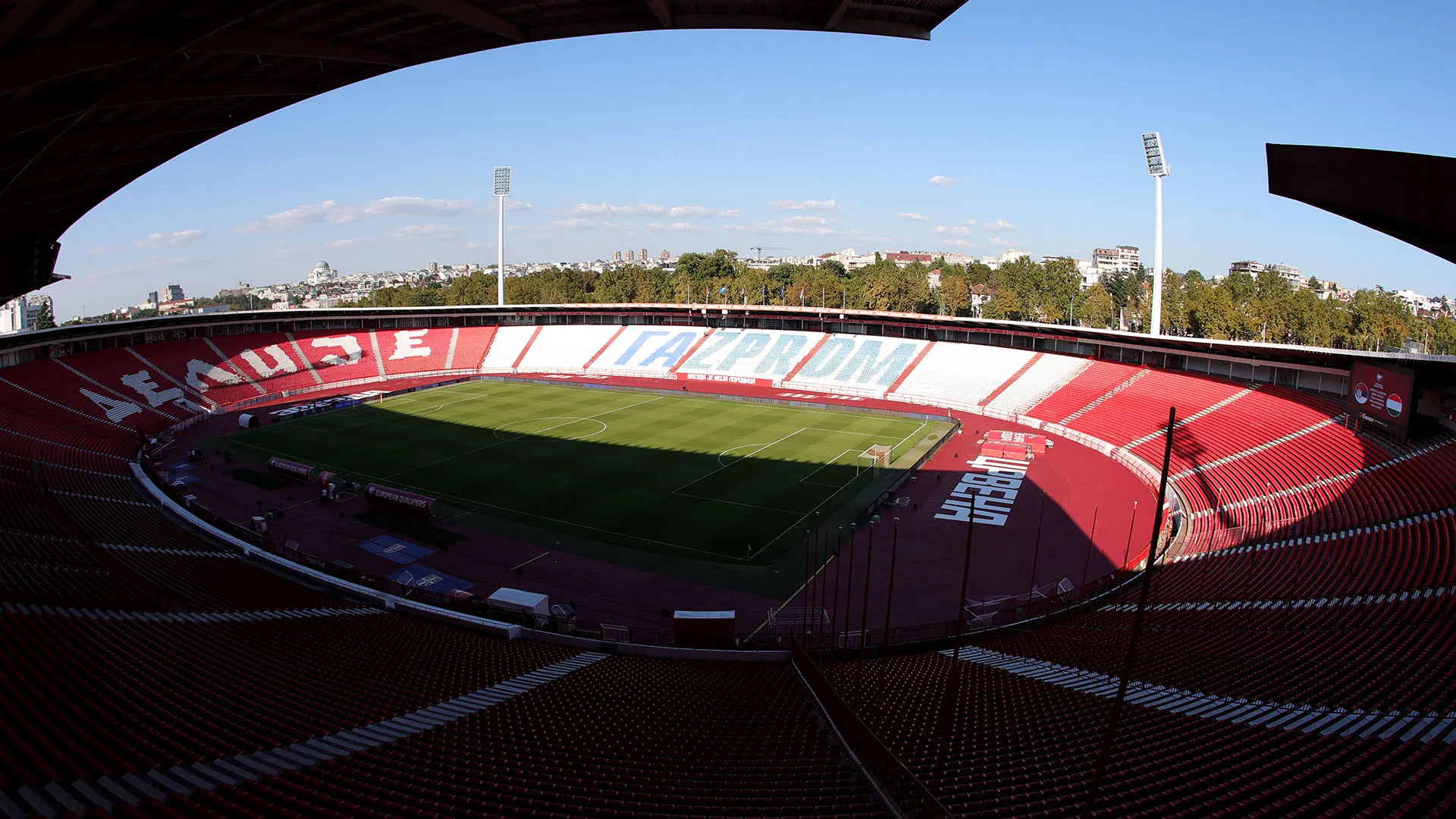 Lo stadio ha una capienza di 55'538 spettatori: è il più grande di tutta la Serbia