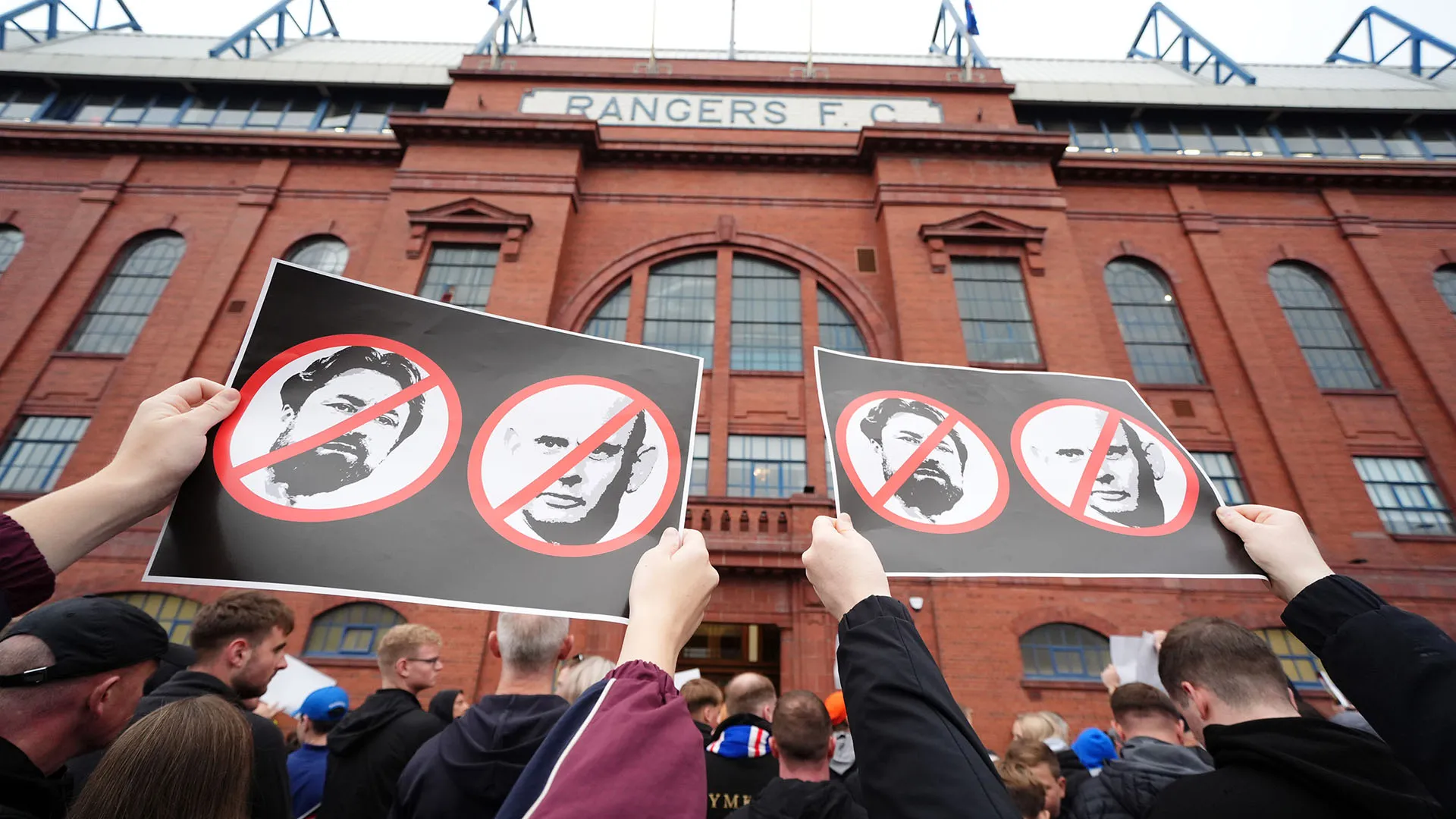 I tifosi dei Rangers hanno protestato contro l'allenatore Russell Martin e l'amministratore delegato Patrick Stewart