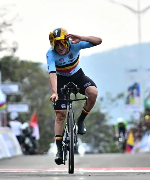 Remco Evenepoel umilia Tadej Pogacar e cala il tris nella cronometro mondiale