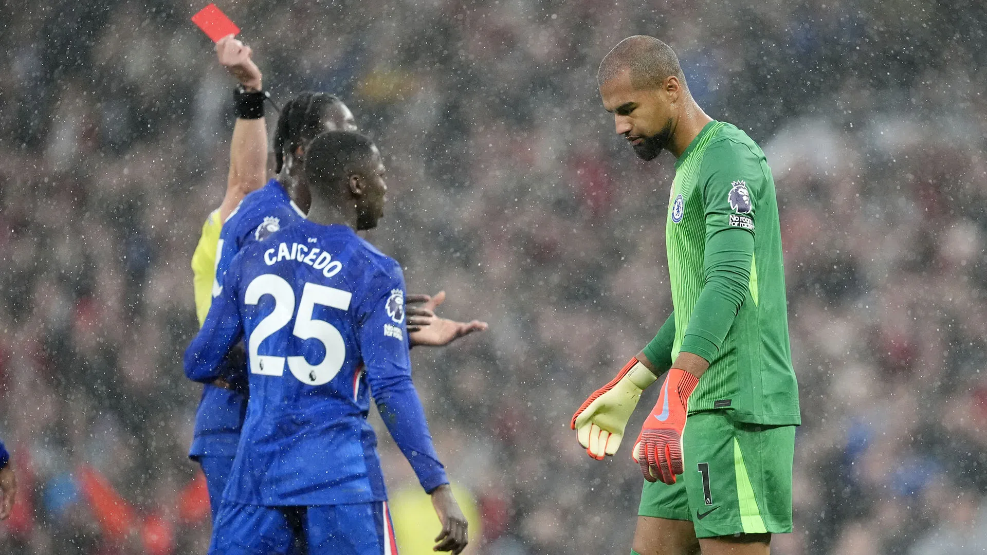 Il portiere del Chelsea si è fatto cacciare dal campo per un'ingenuità
