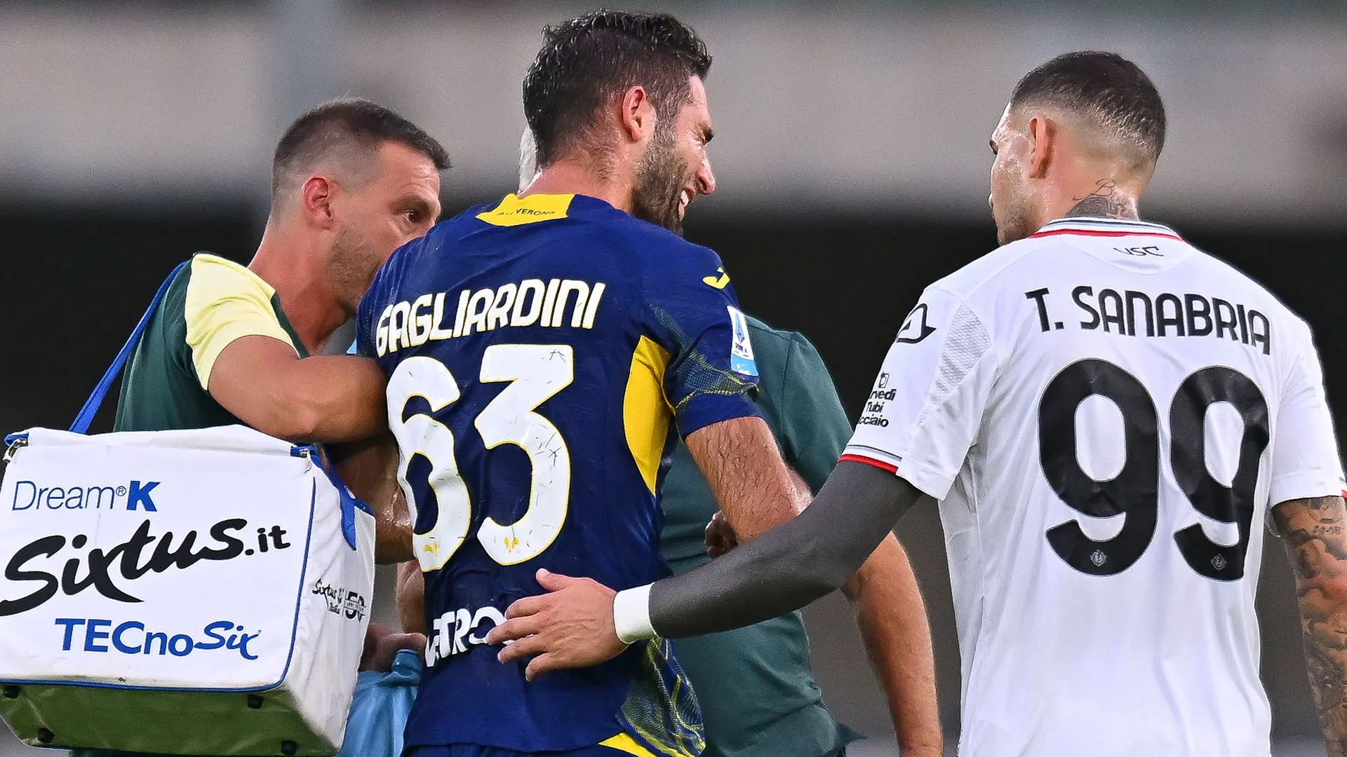 Il dolore alla spalla lo ha fatto piangere