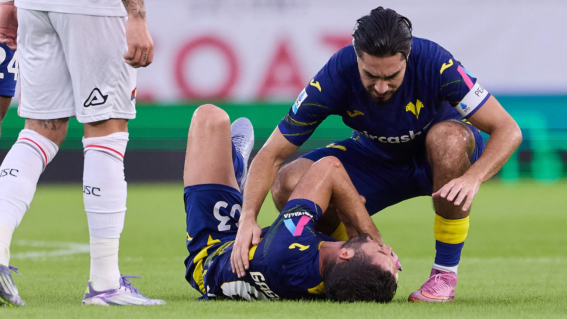 L'ex centrocampista dell'Inter si è infortunato alla sua prima partita con la maglia del Verona in Serie A