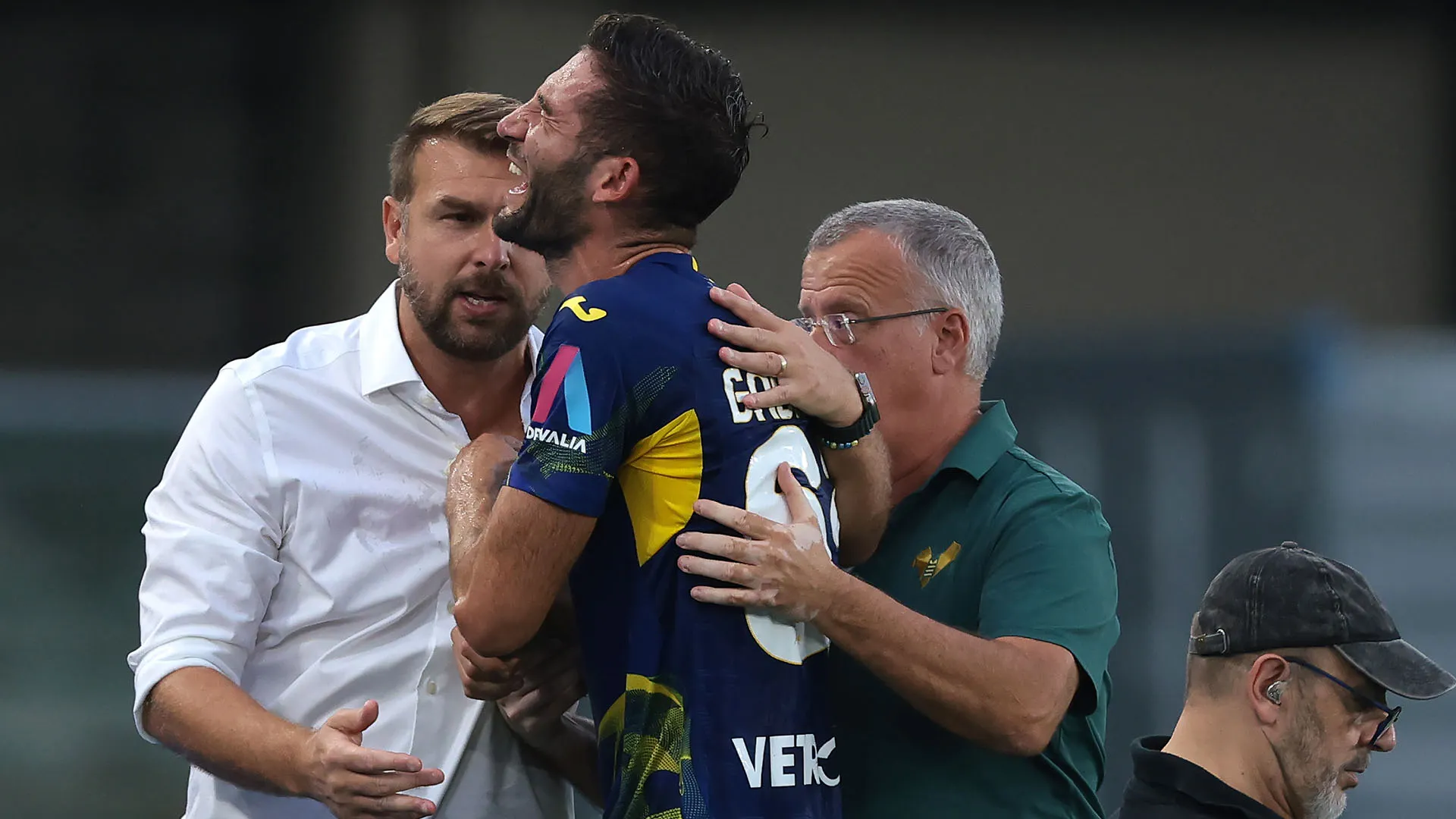 Il suo tecnico Cristiano Zanetti lo ha consolato a bordo campo