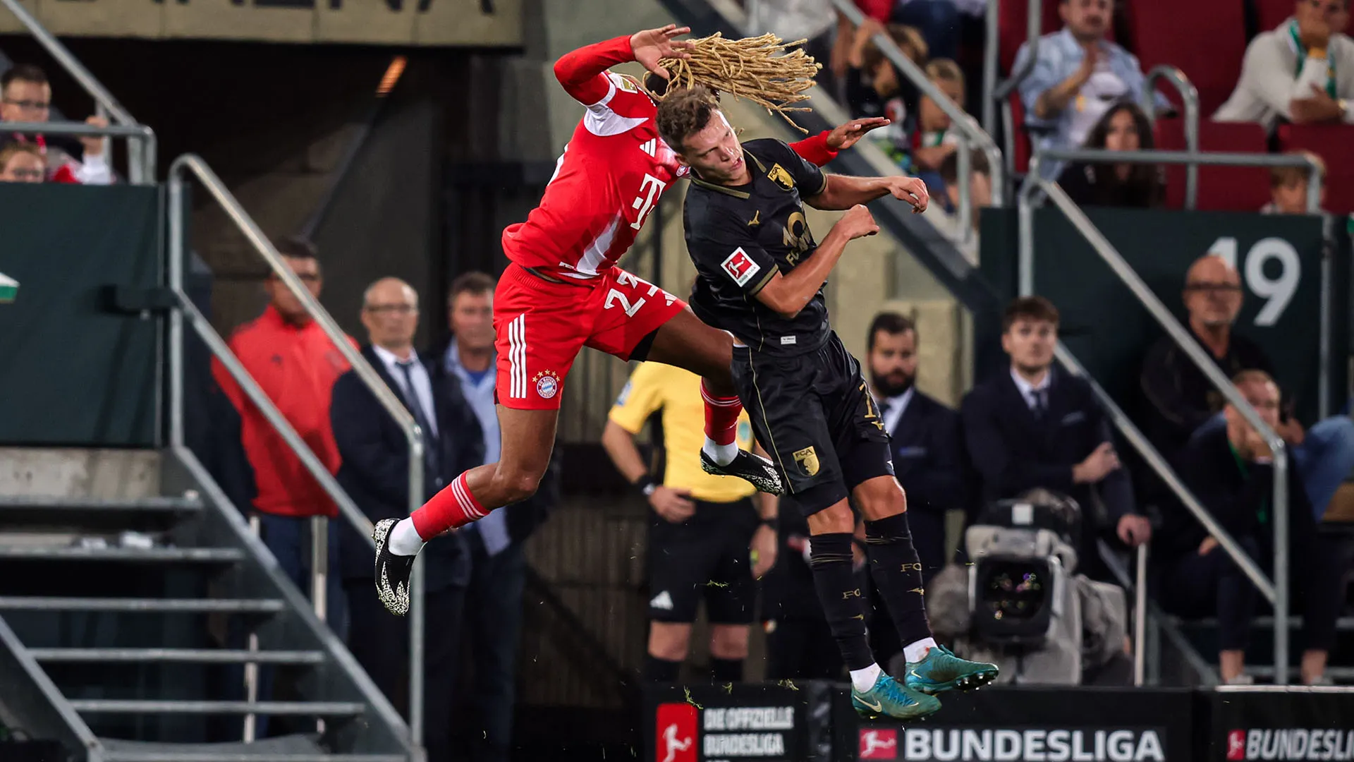 Nel tentativo di raggiungere un pallone, Fellhauer si è scontrato con il difensore del Bayern Monaco Sacha Boey