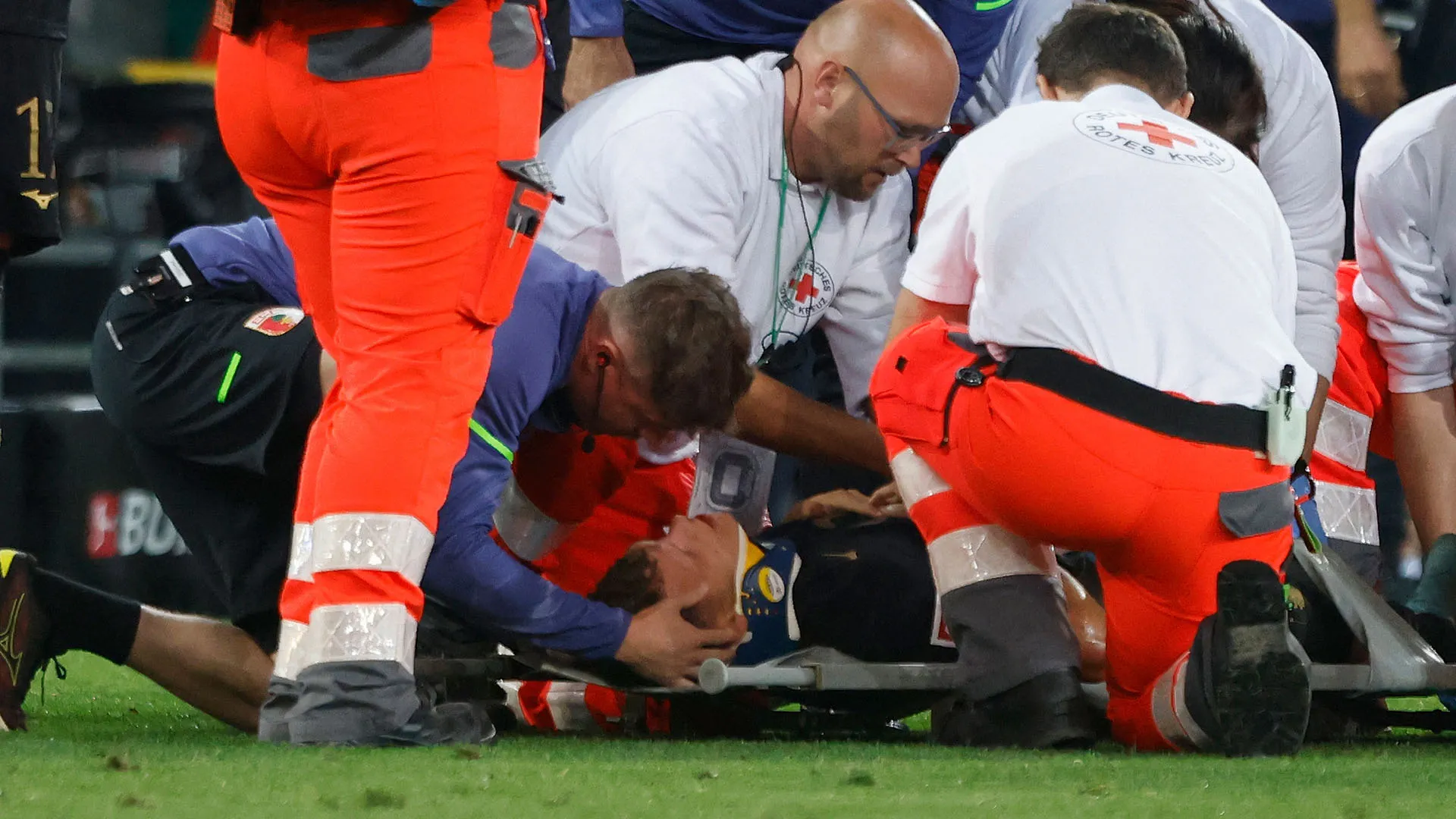 Momenti di grande apprensione per il giocatore dell'Augsburg Robin Fellhauer