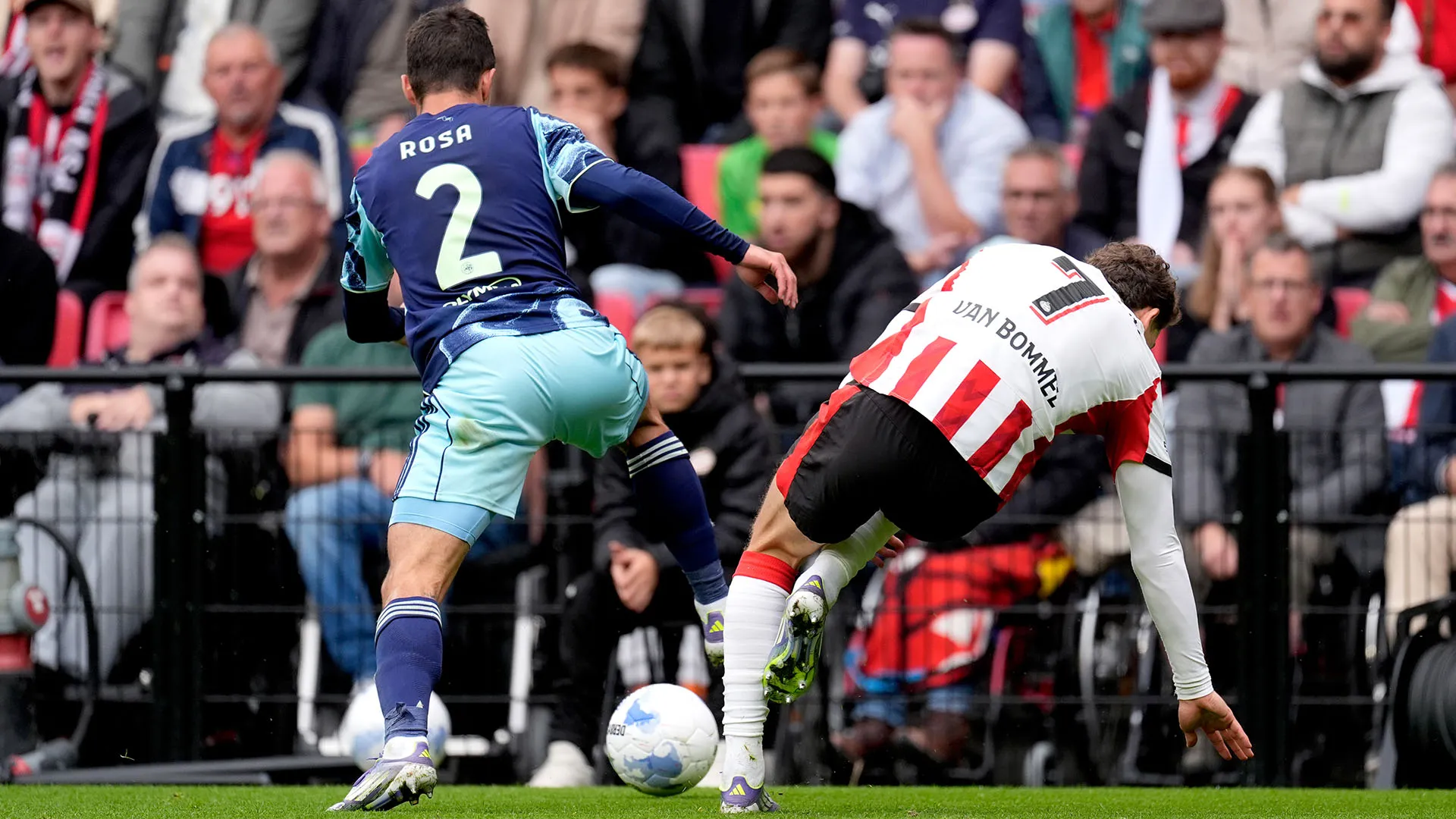 L'ala 21enne del PSV si è infortunata al ginocchio durante la partita contro l'Ajax
