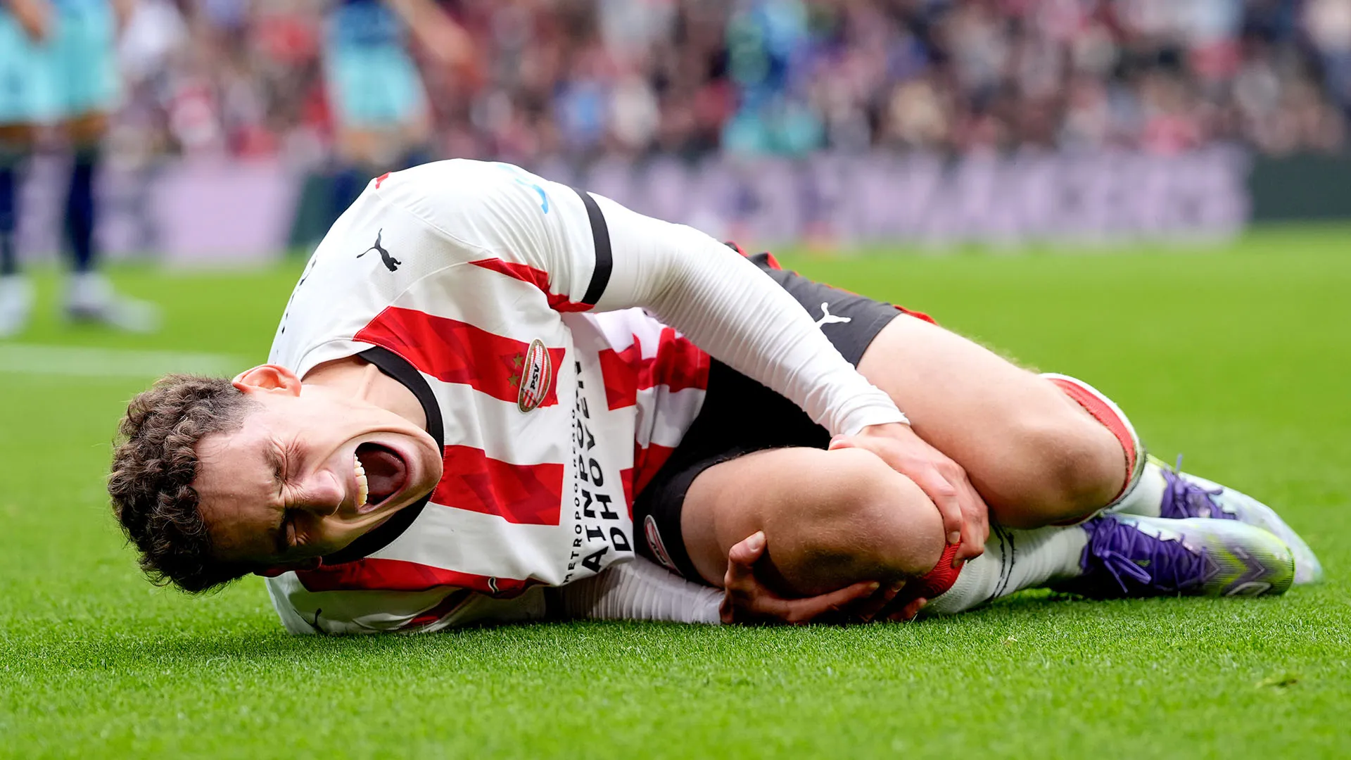Van Bommel si è fatto male nel tentativo di recuperare una palla