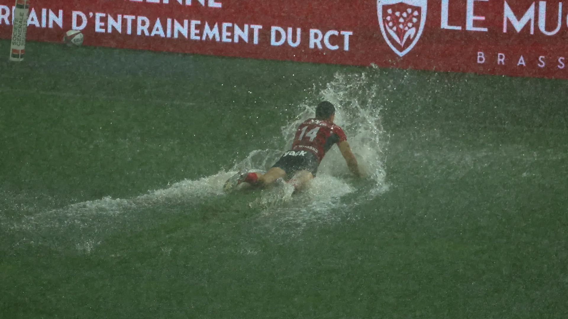 Il campo si trasforma in una piscina: le foto
