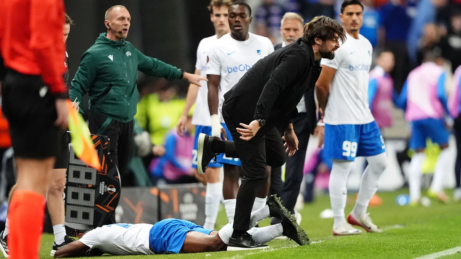 L'arbitro si è subito assicurato che entrambi stessero bene