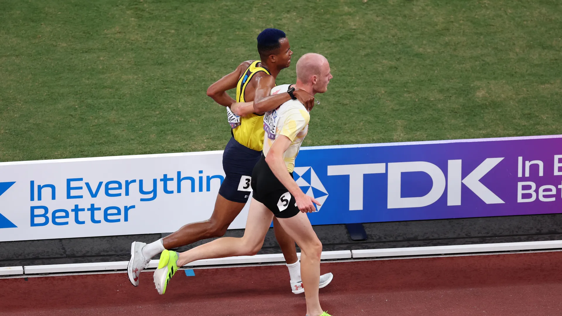 Applausi da parte di tutto lo stadio per quello che è successo ai Mondiali di atletica di Tokyo