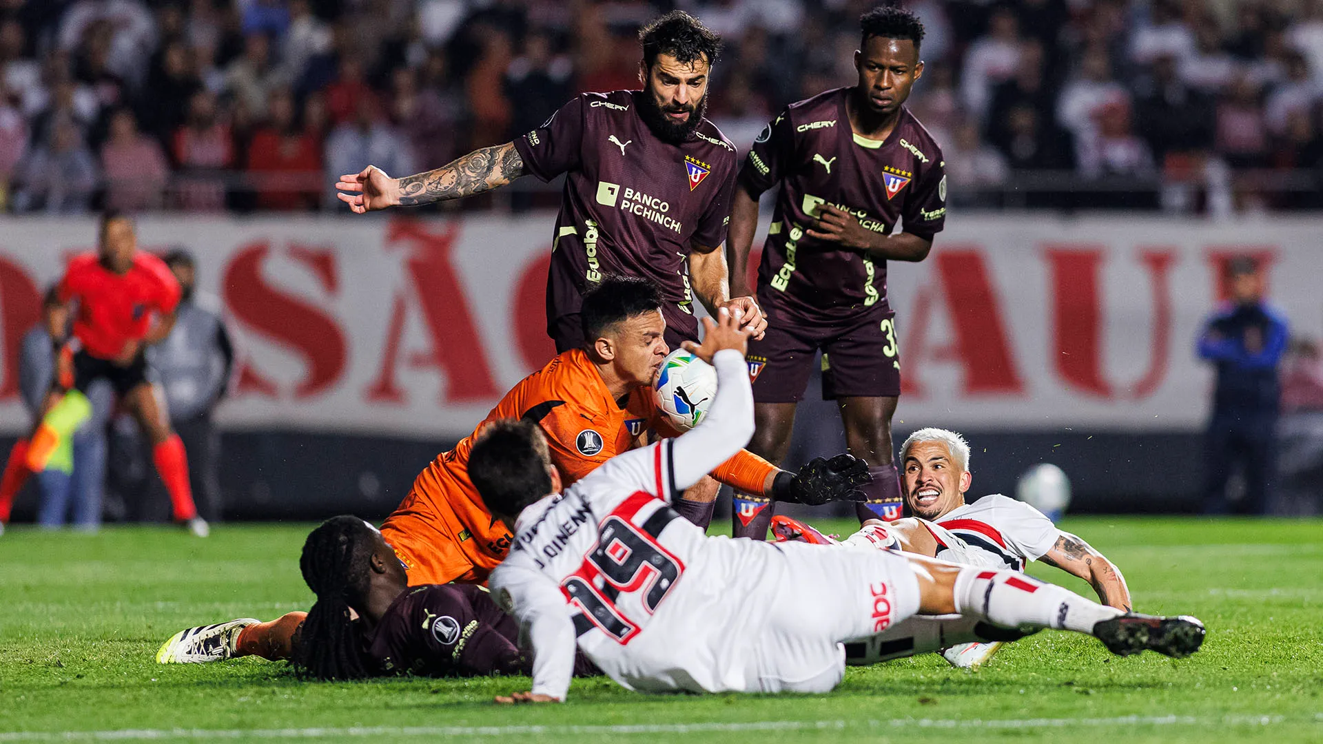 Il campione è uscito in presa bassa per intercettare il pallone