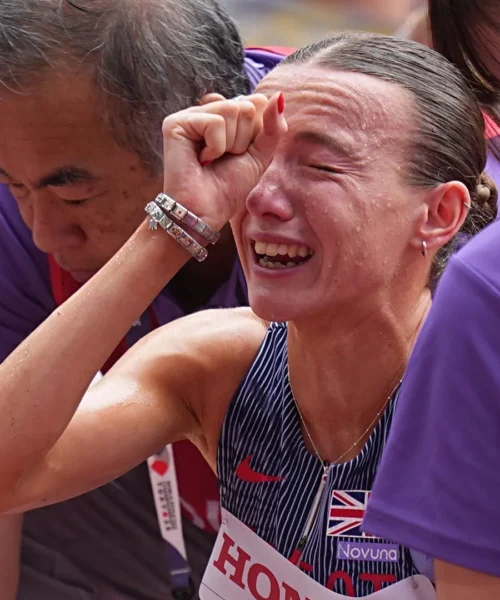 L’atleta piange e urla di rabbia dopo il brutale infortunio: sogno infranto. Foto