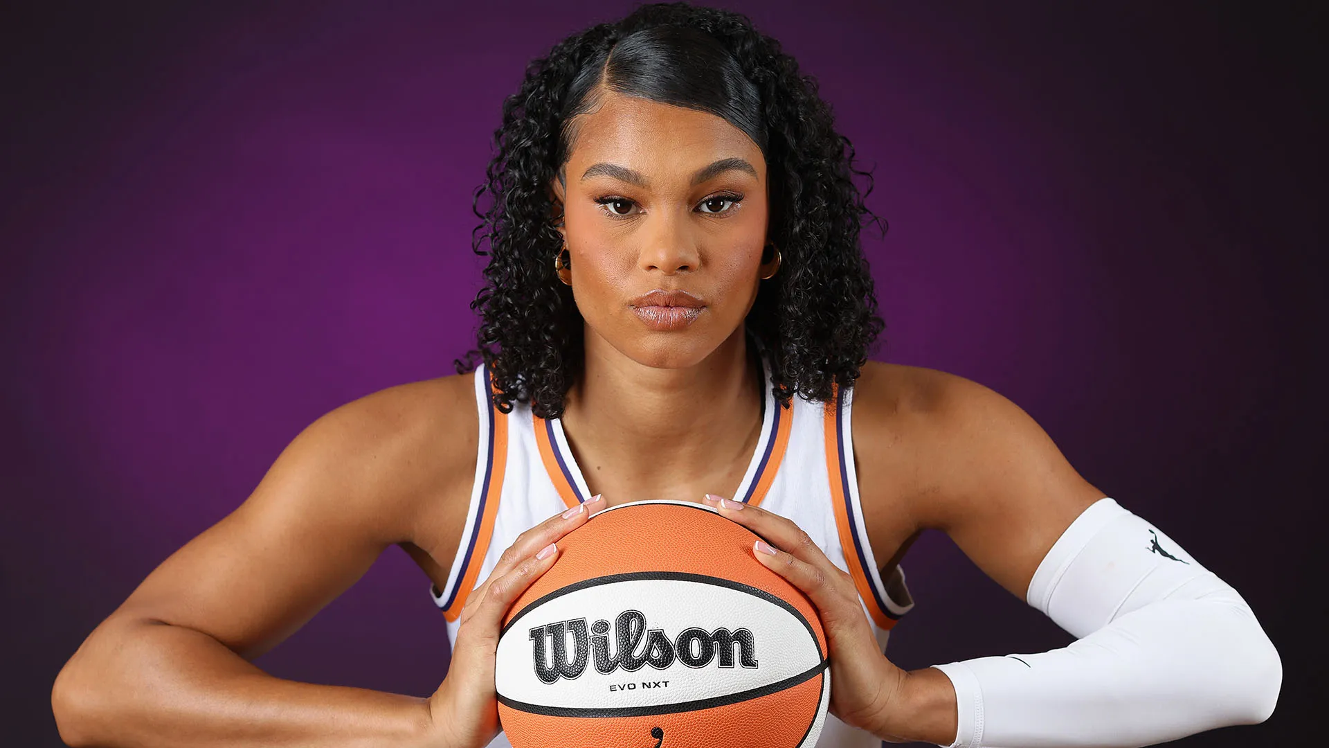 Attualmente milita nelle Phoenix Mercury