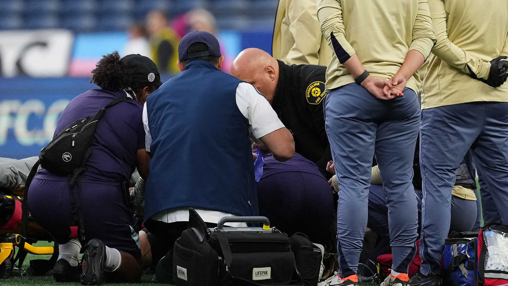 L'arbitro ha subito interrotto la partita ed è entrato in campo il personale medico