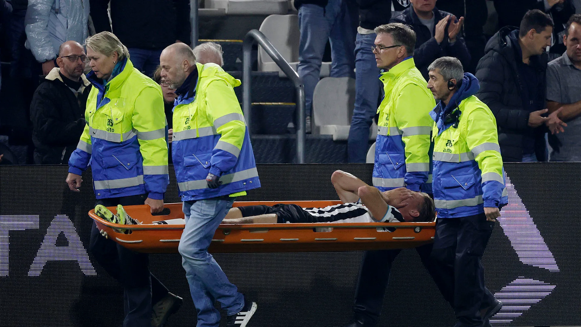 I tifosi hanno applaudito mentre usciva dal campo