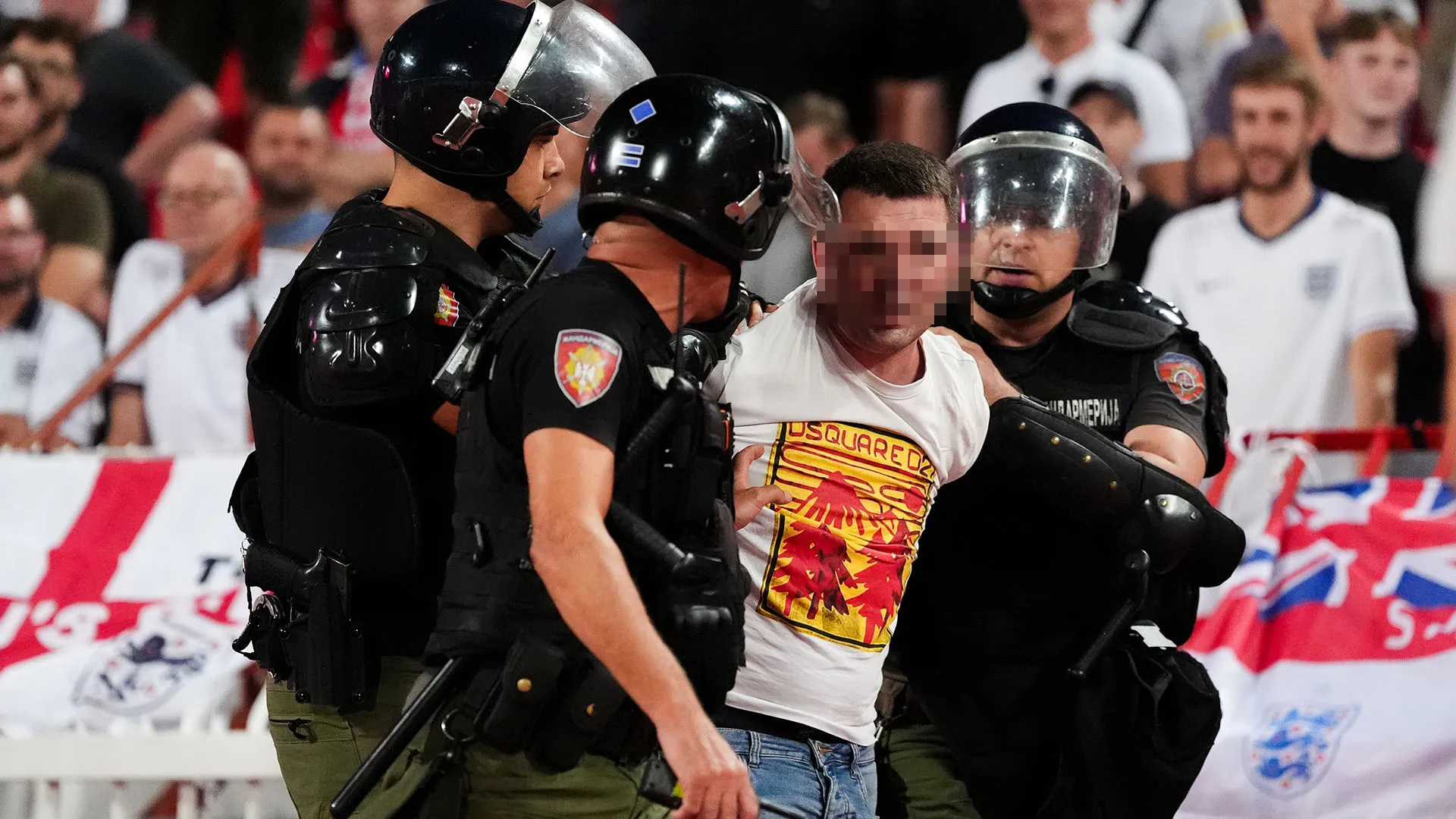 Gli agenti hanno ammanettato e portato via l'individuo
