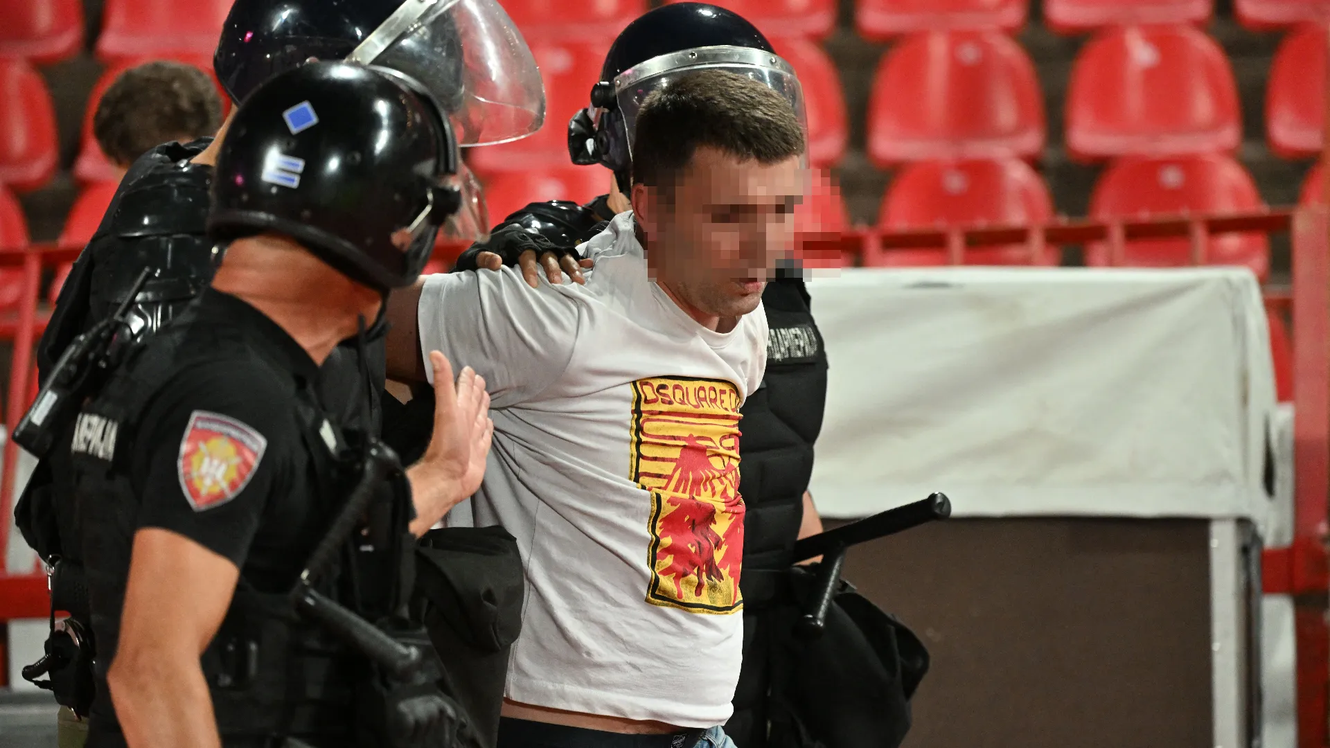 Eccolo mentre viene scortato dalla polizia 