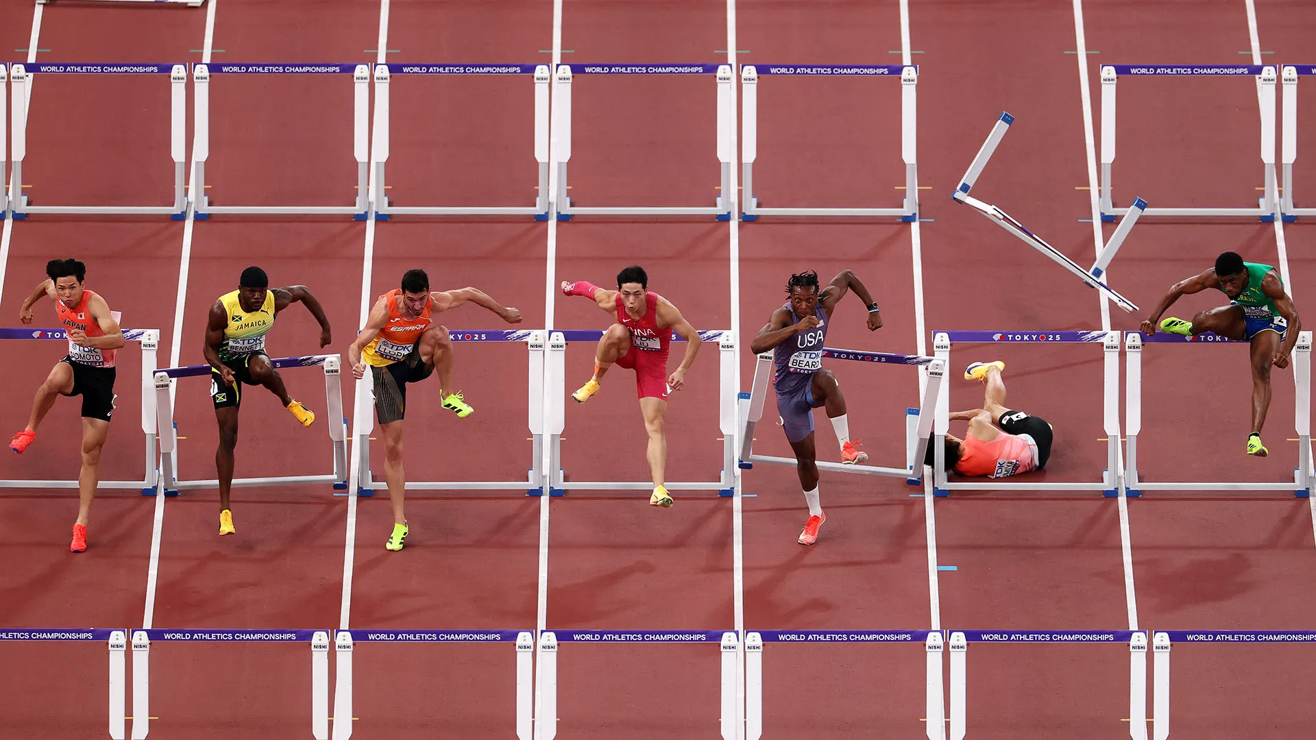 Il velocista giapponese, che puntava a qualificarsi in finale, è caduto dopo aver colpito un ostacolo nelle prime fasi della gara