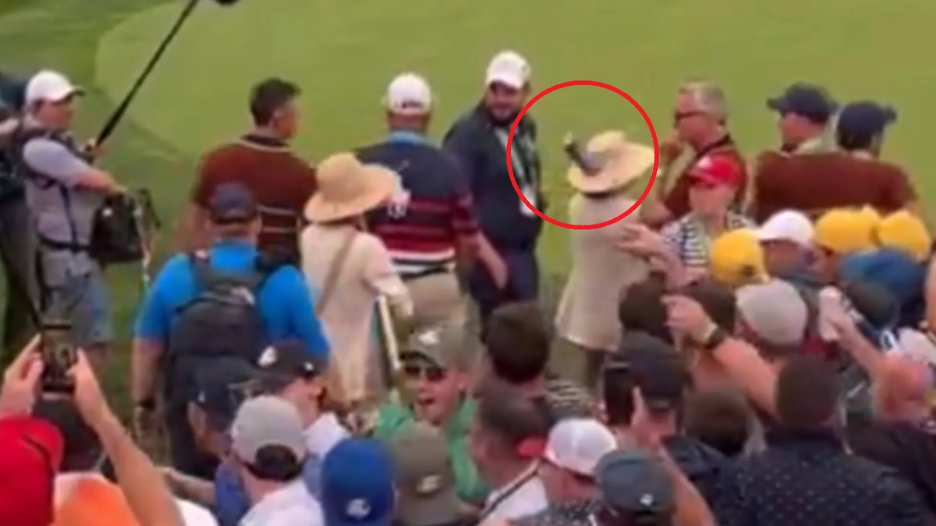 Vicino alla buca 17, la donna, che stava accompagnando McIlroy, è stata colpita sul cappello